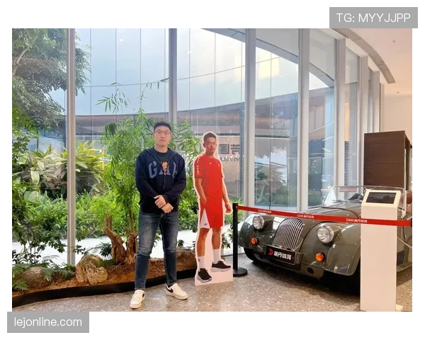 谢杏芳退役后这生活也太松弛了吧，带娃喝咖啡还能顺便晒个自家羽毛球馆